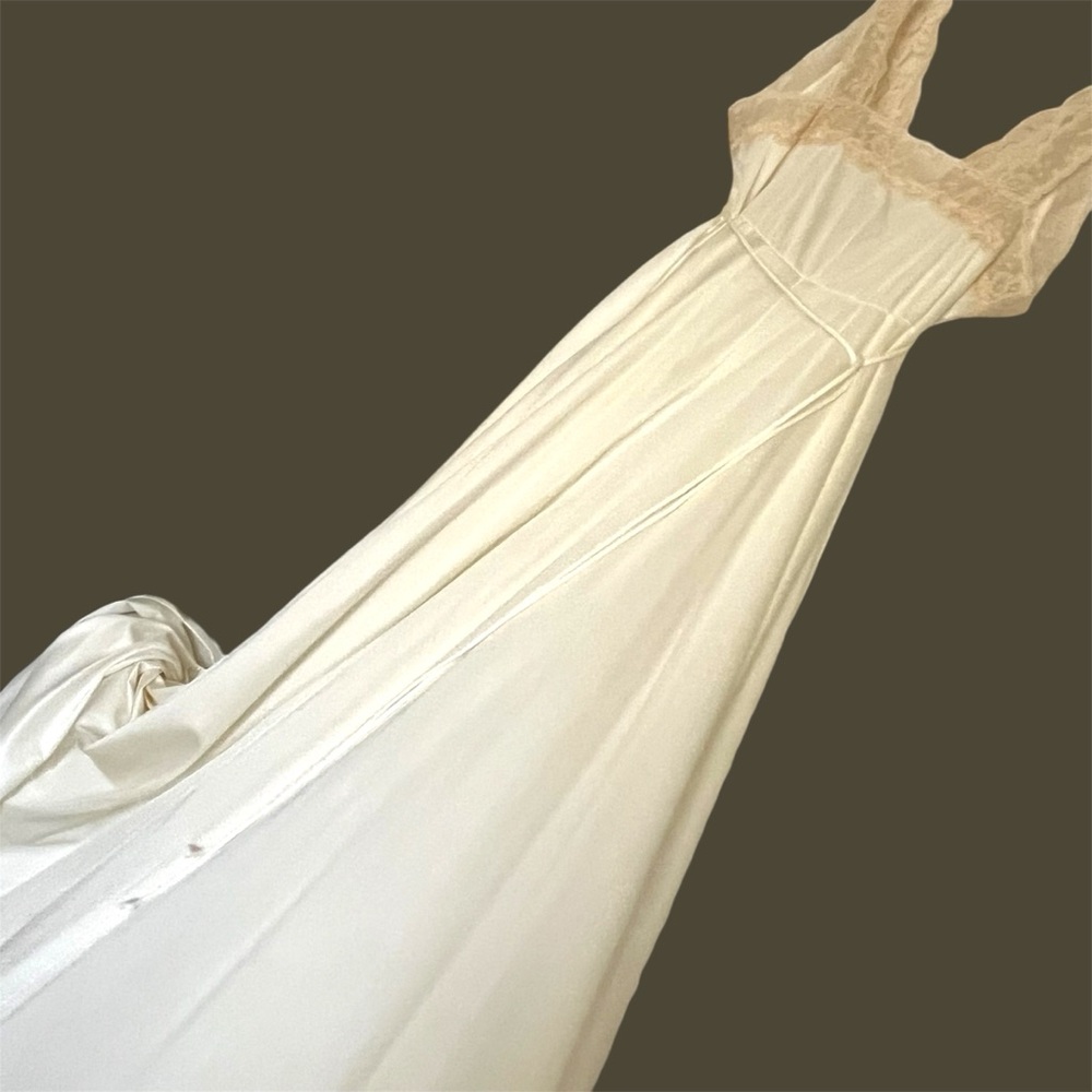 Ethereal Buttery Ivory with Lace Trim 70s Vintage Slip-Dress Gown Kayser Perfect - Picture 12 of 16